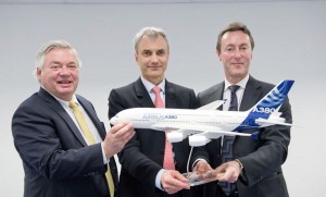 (l-r) Airbus COO Customers John Leahy, Amadeo CEO Mark Lapidus, and Airbus CEO Fabrice Bregier at the order signing ceremony at the Singapore Airshow. (Airbus)