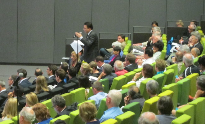 Independent Senator Nick Xenophon speaks at the Qantas AGM (