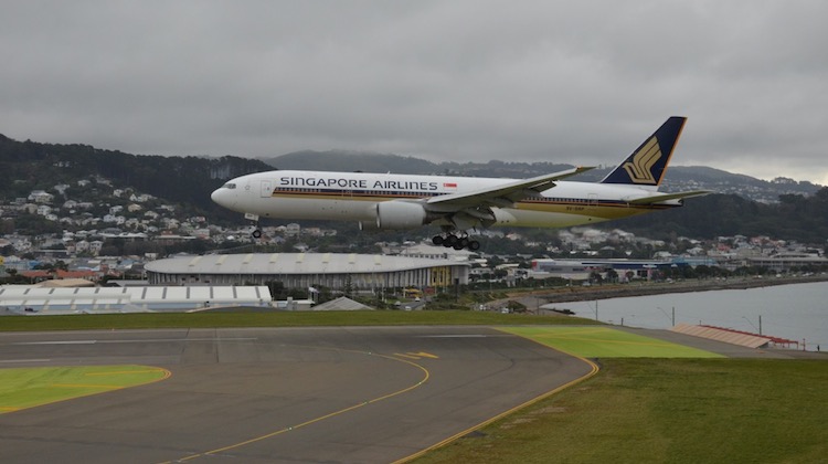 Singapore Airlines' 9V-SRP arrives at Wellington Airport. (Gary Hollier)