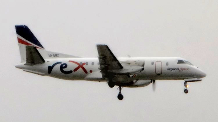Saab 340B VH-NRX on short final to Sydney’s runway 16R after losing its right hand side propeller. (Damien Aiello)