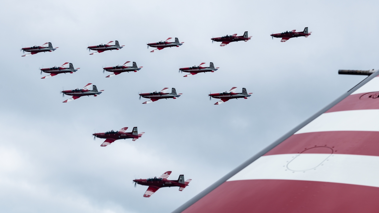 Roulettes flying in formation.
