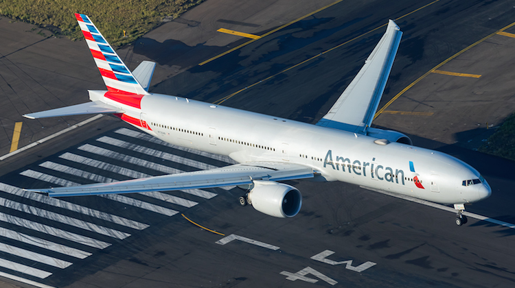 American Airlines flight AA73 touches down at Sydney Airport on December 19 2015. (Seth Jaworski)