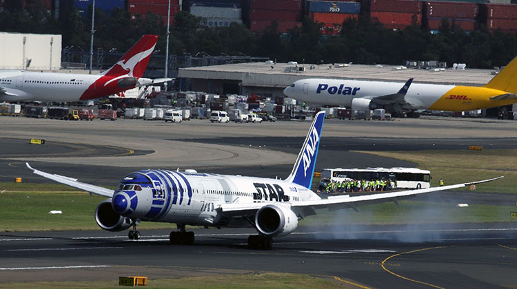 All Nippon Airways Boeing 787-9 featuring Star Wars livery touches down in Sydney in December 2015. (Rob Finlayson)
