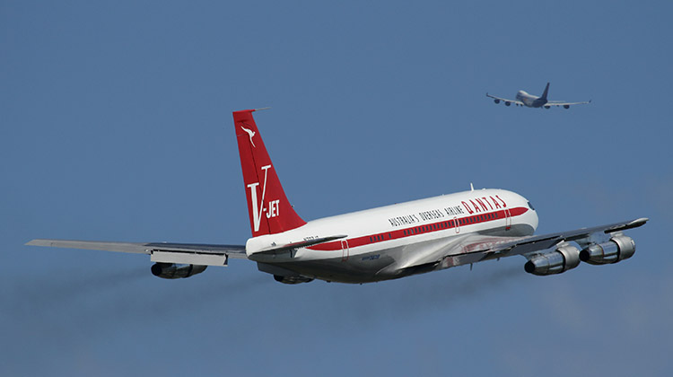 N707JT departs Sydney Airport during its November 2010 visit to Australia. (Seth Jaworski)