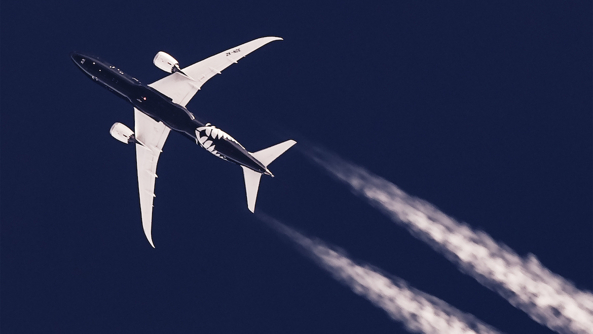Air New Zealand ZK-NZE Boeing 787-9 crosses over Brisbane with contrails. (Michael Marston)