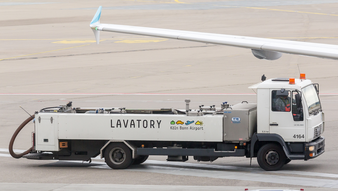 Lavatory service vehicles are used to service the aircraft toilet. (Wikimedia Commons/Raimond Spekking)